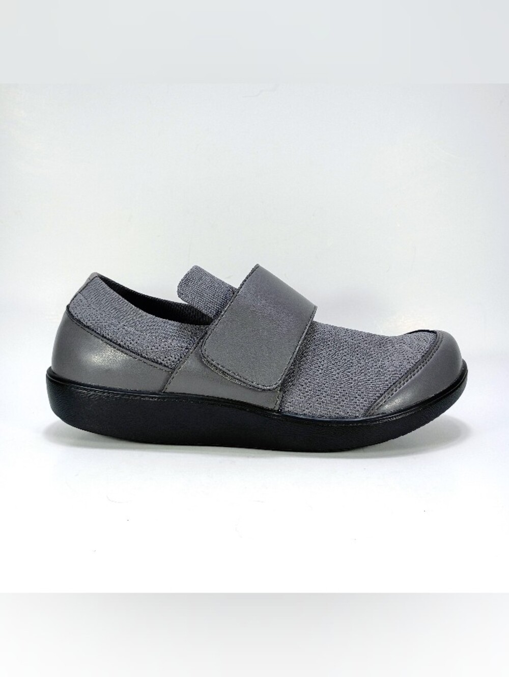 TRAQ by Alegria Qwik Smokey Waves Womens 10.5 Gray Strap Close Shoes